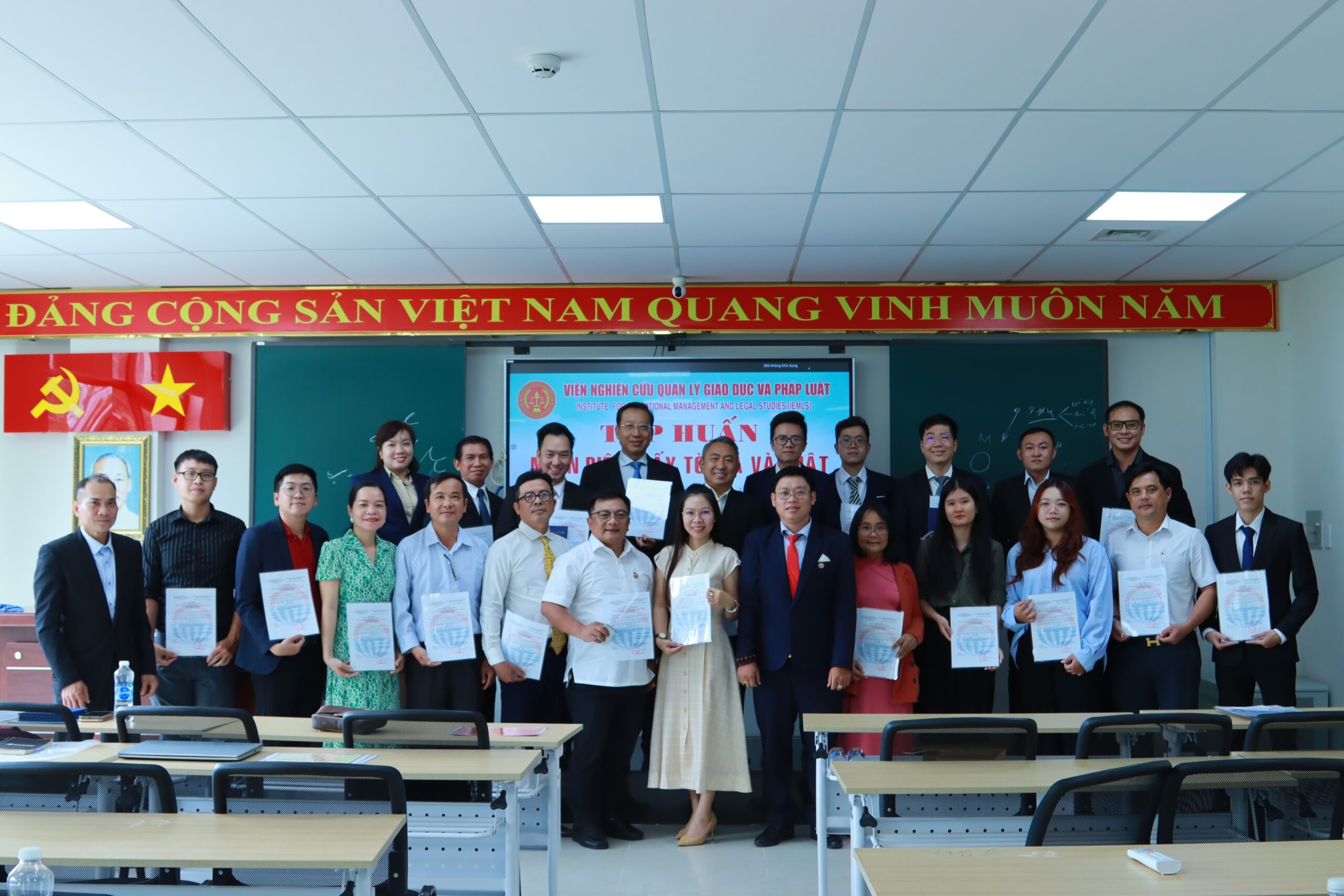 Viện Quản lý Giáo dục và Pháp luật tập huấn kỹ năng nhận biết giấy tờ giả