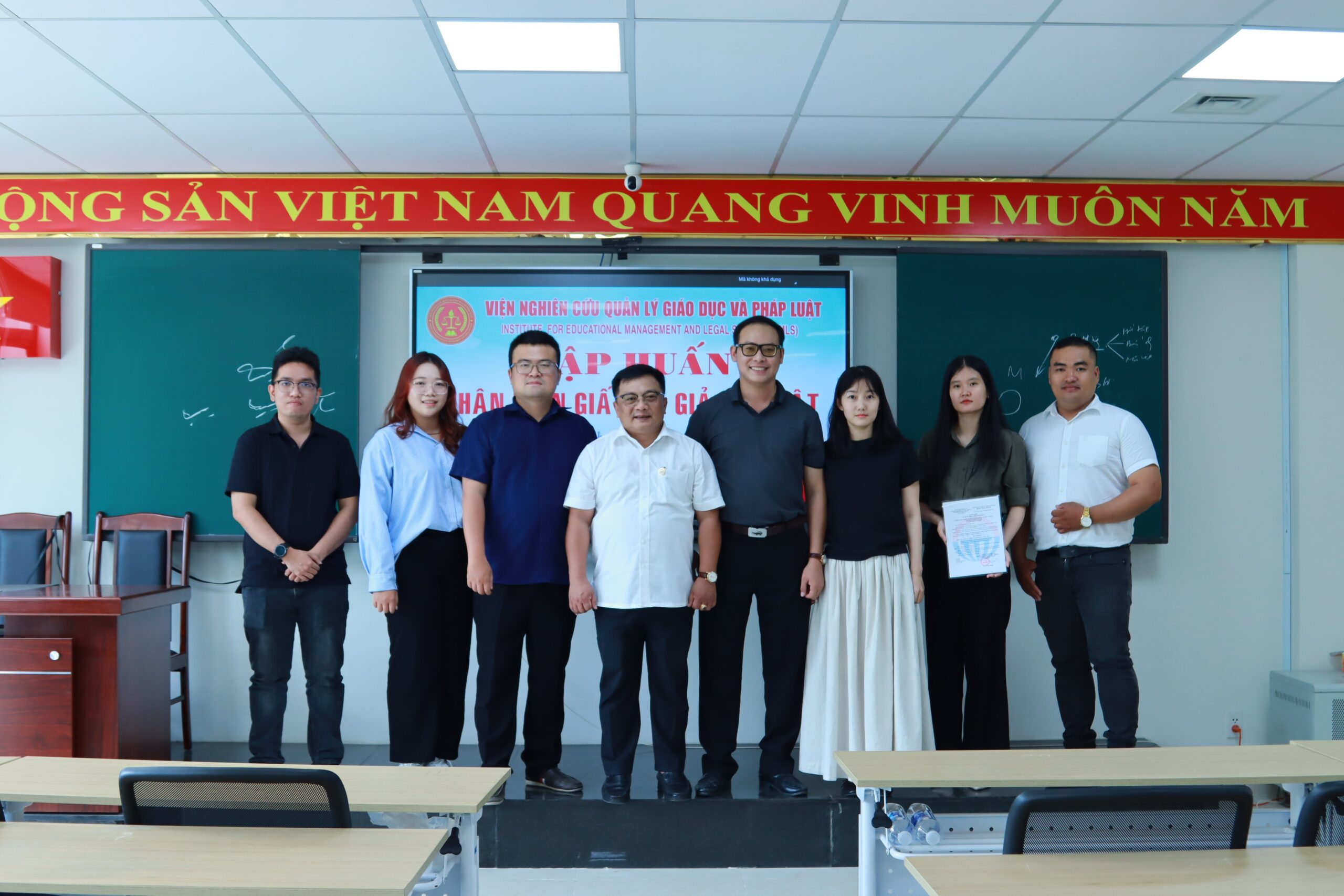 Viện Quản lý Giáo dục và Pháp luật tập huấn kỹ năng nhận biết giấy tờ giả