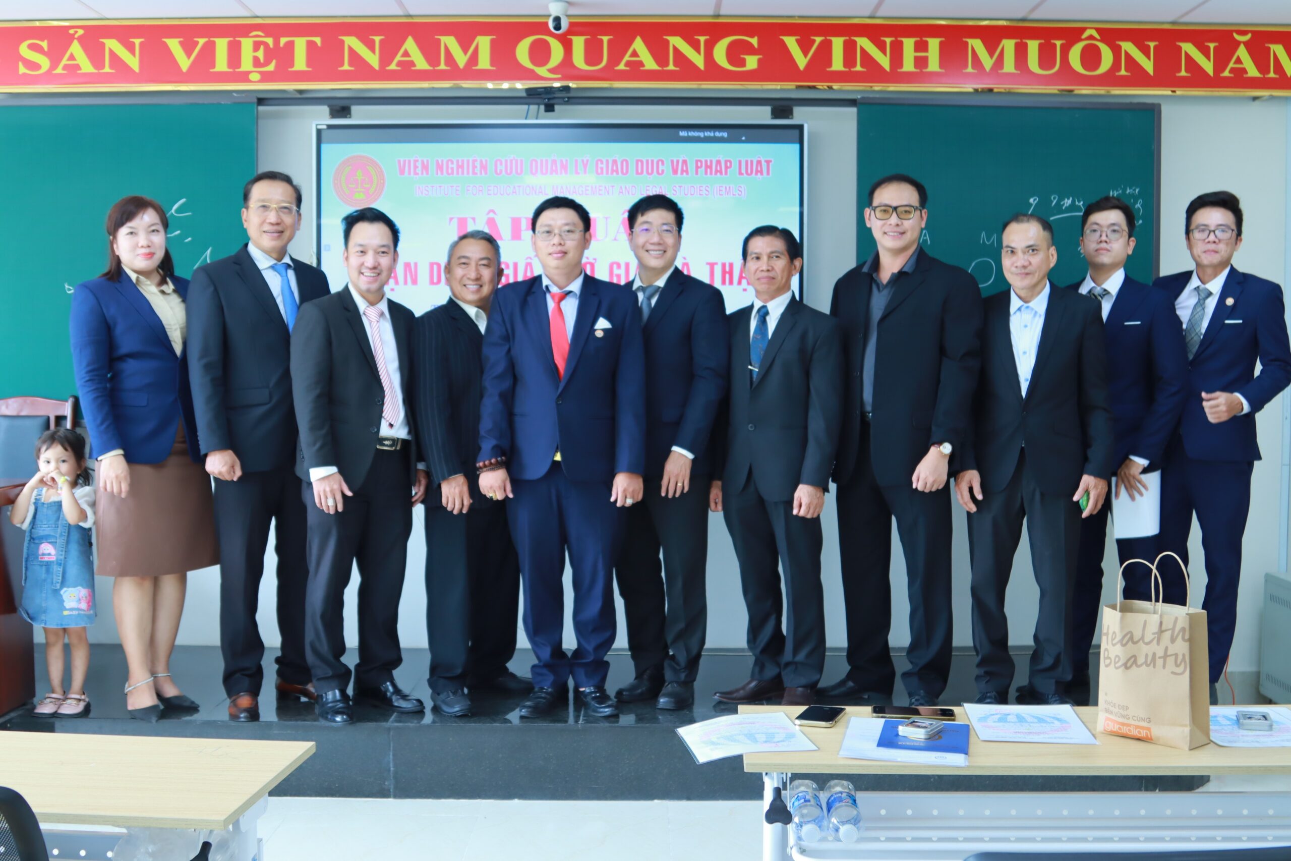 Viện Quản lý Giáo dục và Pháp luật tập huấn kỹ năng nhận biết giấy tờ giả