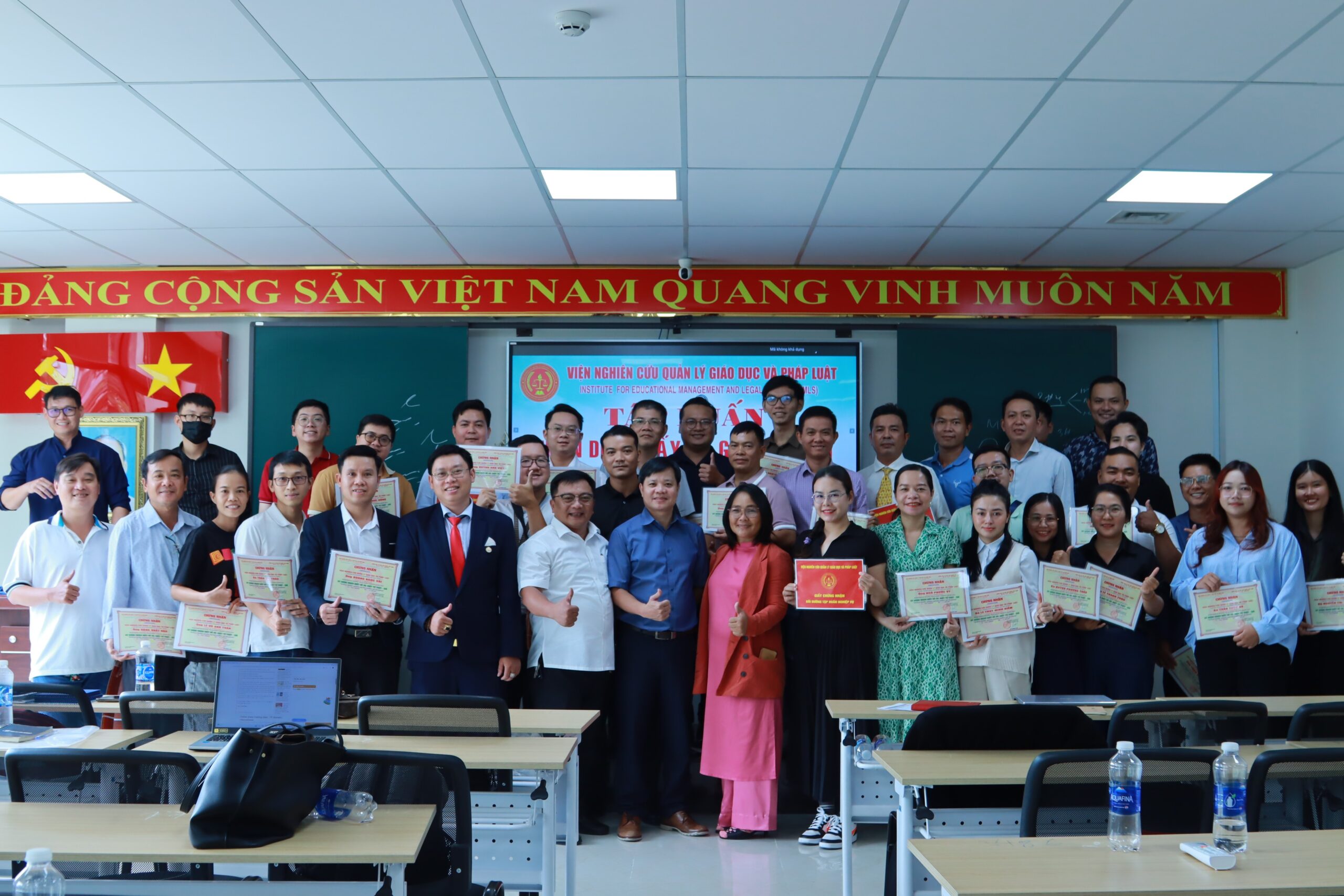 Viện Quản lý Giáo dục và Pháp luật tập huấn kỹ năng nhận biết giấy tờ giả