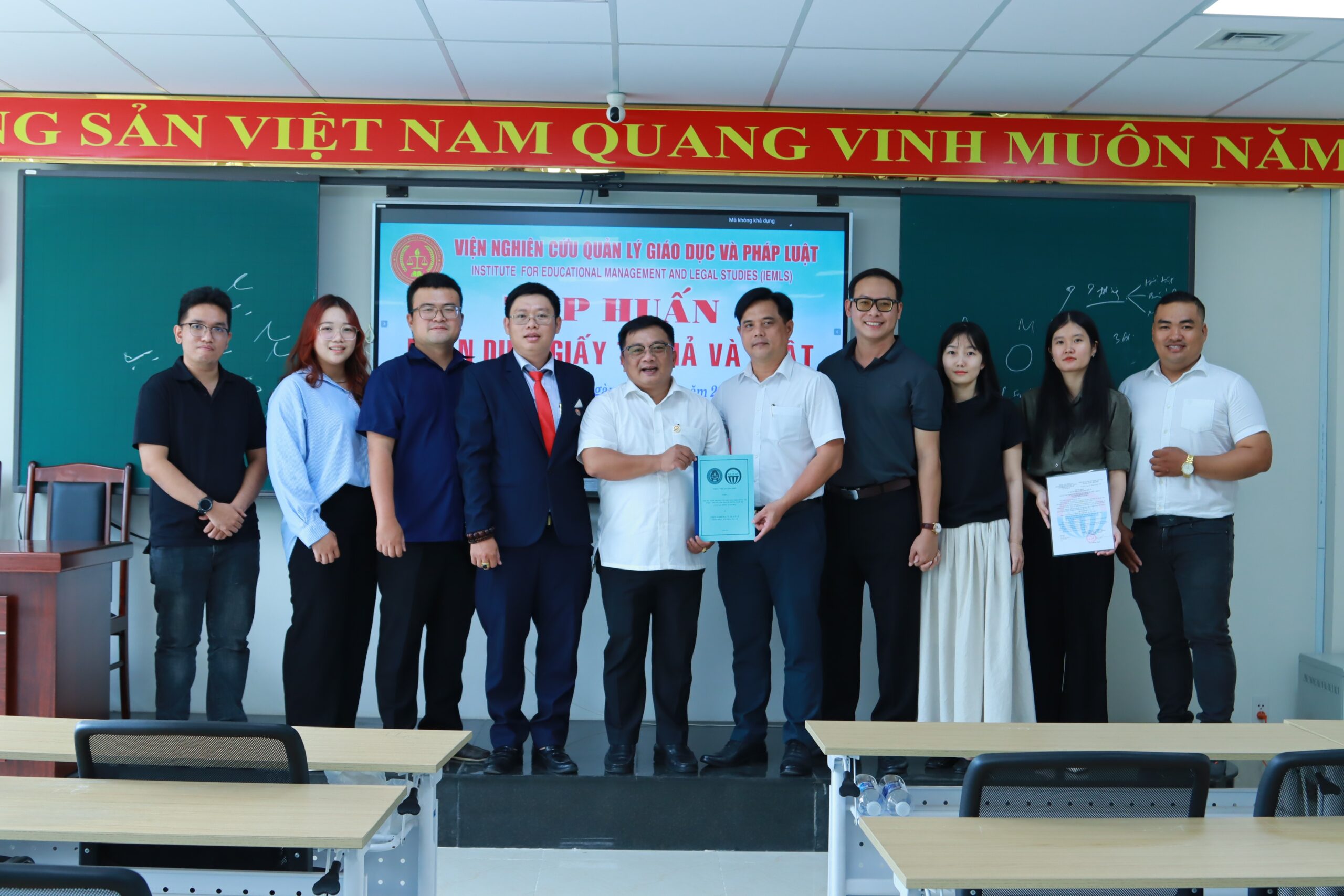 Viện Quản lý Giáo dục và Pháp luật tập huấn kỹ năng nhận biết giấy tờ giả