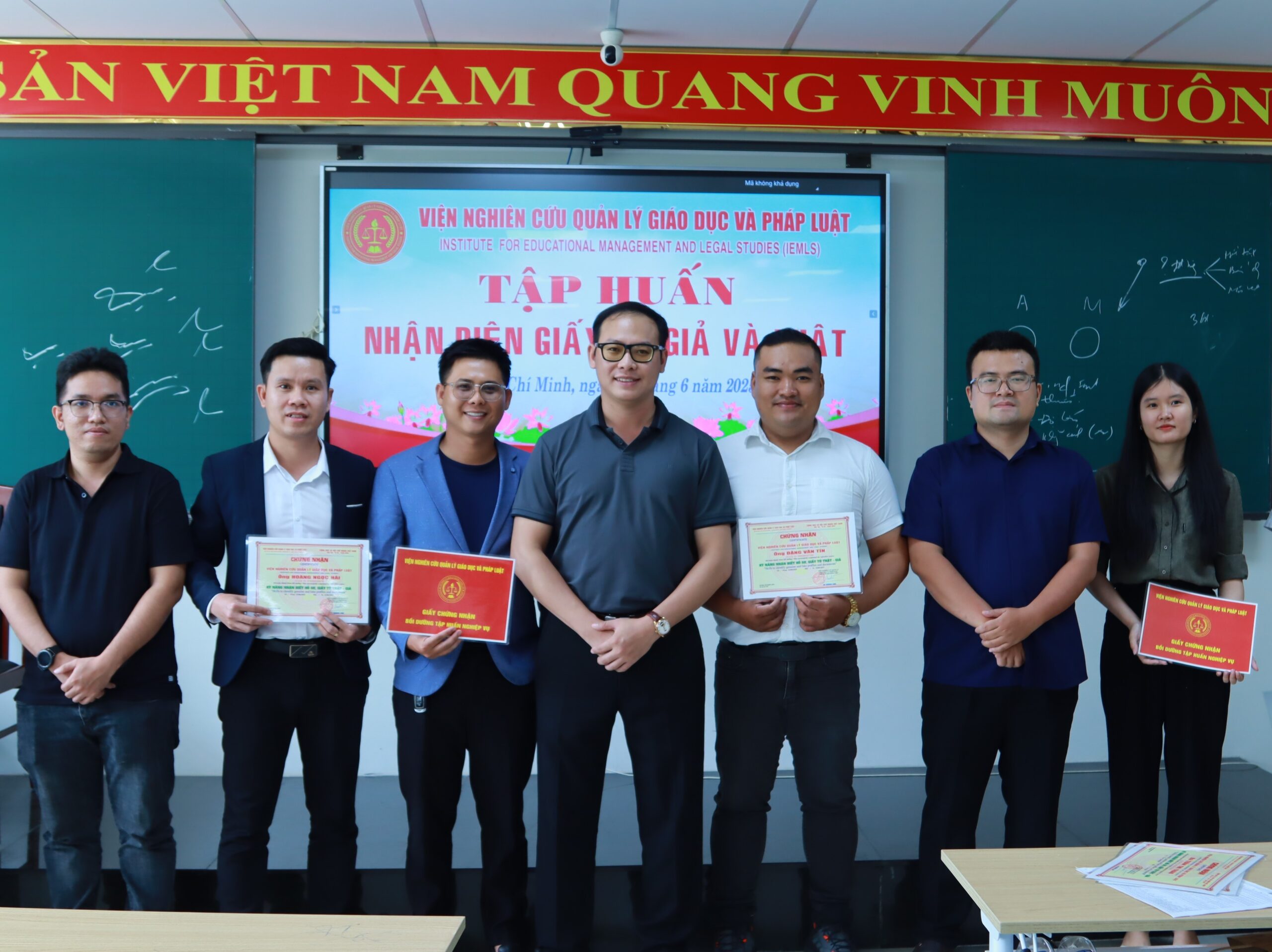 Viện Quản lý Giáo dục và Pháp luật tập huấn kỹ năng nhận biết giấy tờ giả